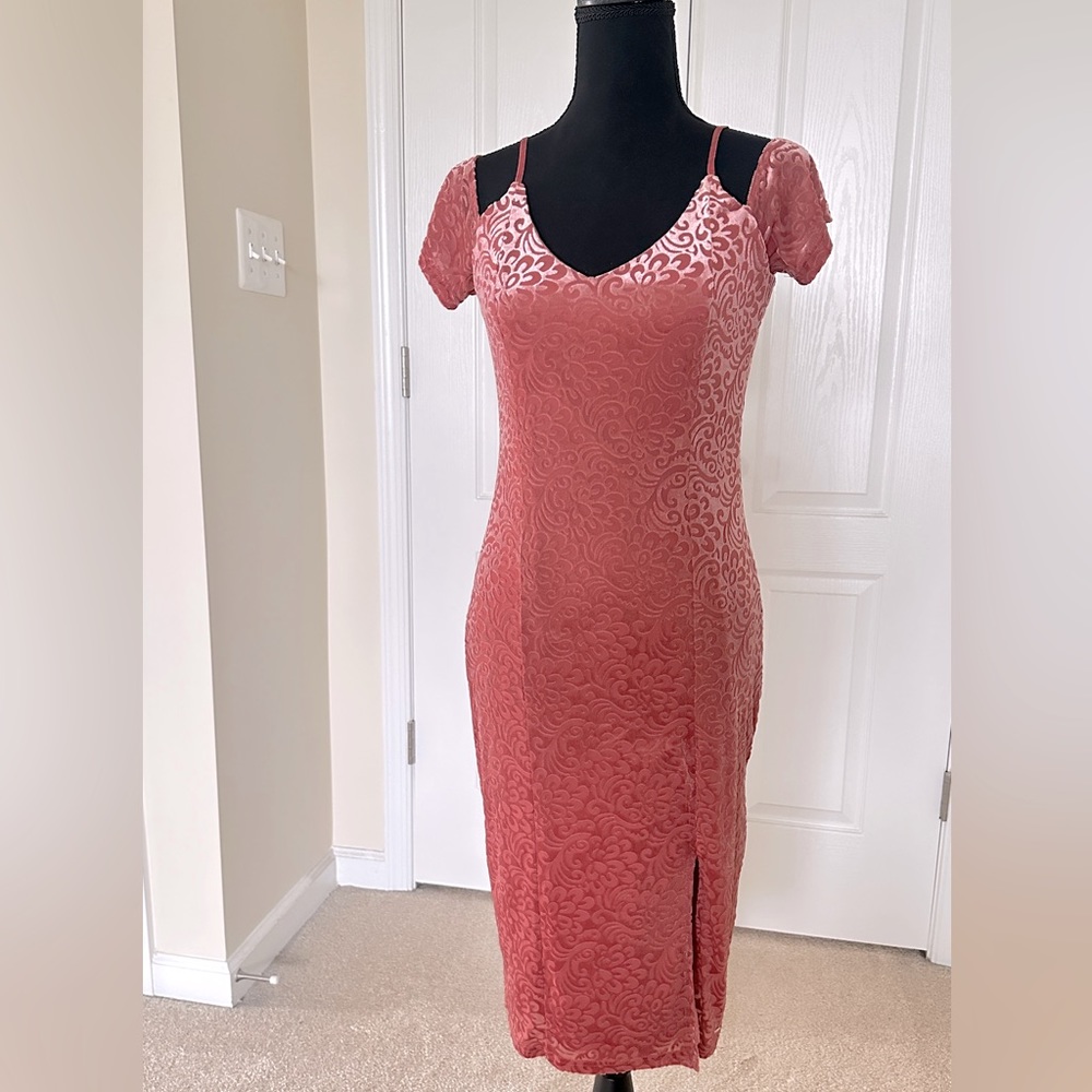 GUESS ZORA VELVET MIDI DRESS IN BLUSH ROSE